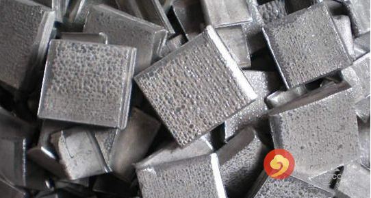5月期鎳連續(xù)第三個月下跌，周四觸及去年6月來最低水準(zhǔn)每噸8,810美元，今年迄今下跌12%，是跌幅最大的主要基本金屬。